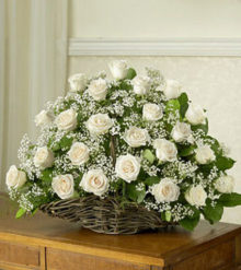 canasta de rosas blancas